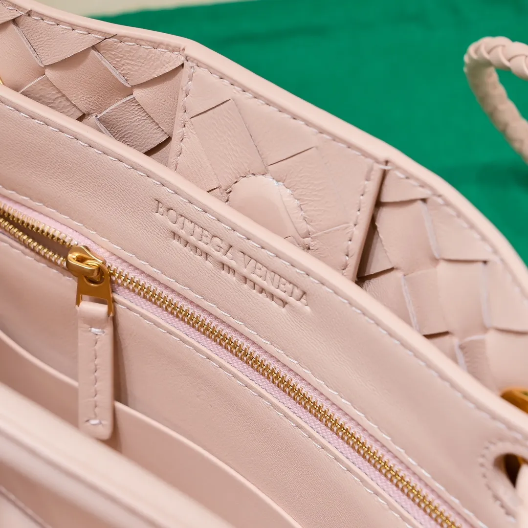 Batch 1860 B's 2023 spring and summer new model continues the brand's woven style with detailed metal knot switch buckles. This time, the shoulder straps are also made into tube weaves, showing different craftsmanship. The carrying method is versatile to create more different looks. Intrecciato woven leather small handbag, equipped with sliding crossbody strap. Internal compartments, including 1 zipper pocket and 2 open pockets with magnetic buckle closure. Size: 25*20*10cm, model: 7463#